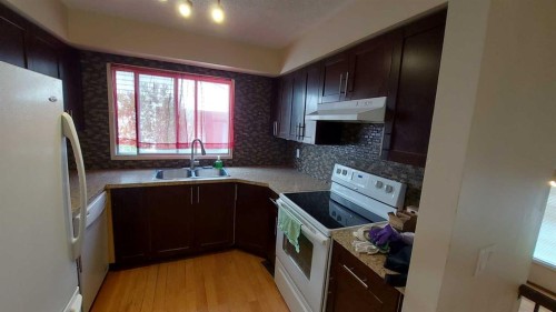 821 Whitemont Drive Ne, Calgary, AB - Indoor Photo Showing Kitchen With Double Sink
