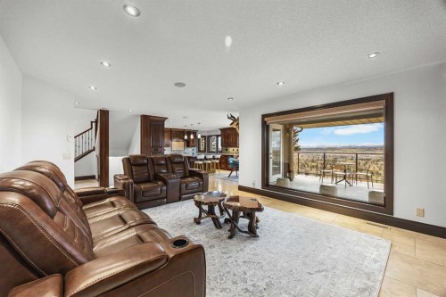 136 Edelweiss Drive Nw, Calgary, AB - Indoor Photo Showing Living Room