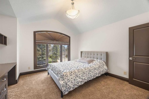 136 Edelweiss Drive Nw, Calgary, AB - Indoor Photo Showing Bedroom