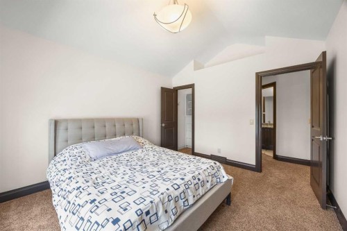 136 Edelweiss Drive Nw, Calgary, AB - Indoor Photo Showing Bedroom