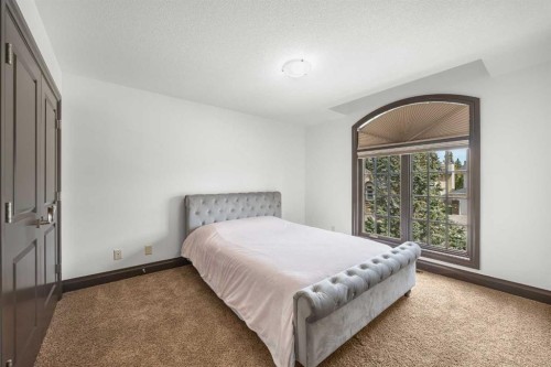 136 Edelweiss Drive Nw, Calgary, AB - Indoor Photo Showing Bedroom