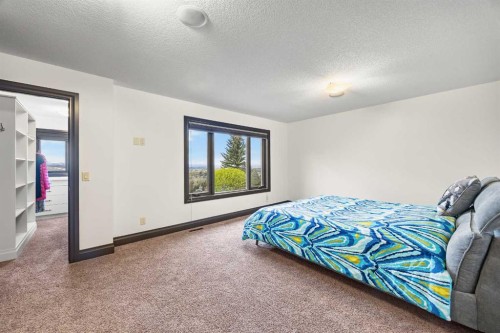 136 Edelweiss Drive Nw, Calgary, AB - Indoor Photo Showing Bedroom