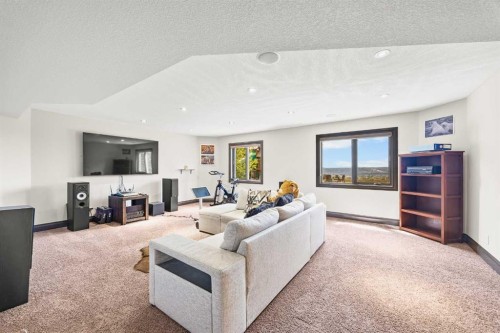 136 Edelweiss Drive Nw, Calgary, AB - Indoor Photo Showing Living Room