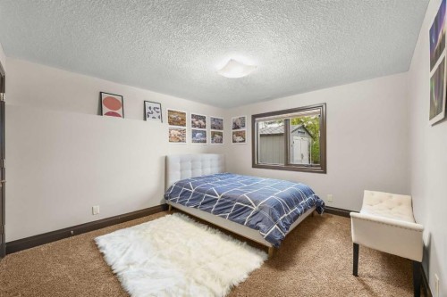 136 Edelweiss Drive Nw, Calgary, AB - Indoor Photo Showing Bedroom