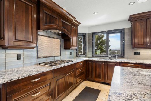 136 Edelweiss Drive Nw, Calgary, AB - Indoor Photo Showing Kitchen