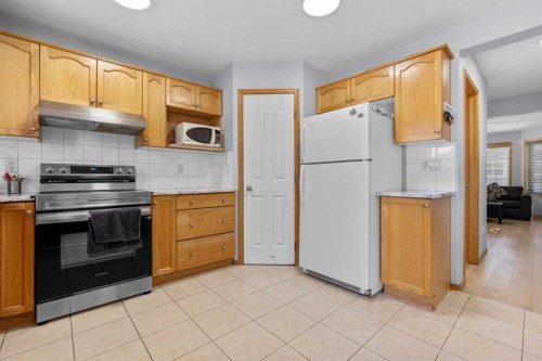 230 Tarawood Close Ne, Calgary, AB - Indoor Photo Showing Kitchen