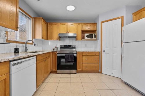 230 Tarawood Close Ne, Calgary, AB - Indoor Photo Showing Kitchen