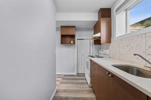 230 Tarawood Close Ne, Calgary, AB - Indoor Photo Showing Kitchen