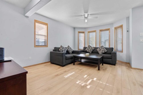 230 Tarawood Close Ne, Calgary, AB - Indoor Photo Showing Living Room