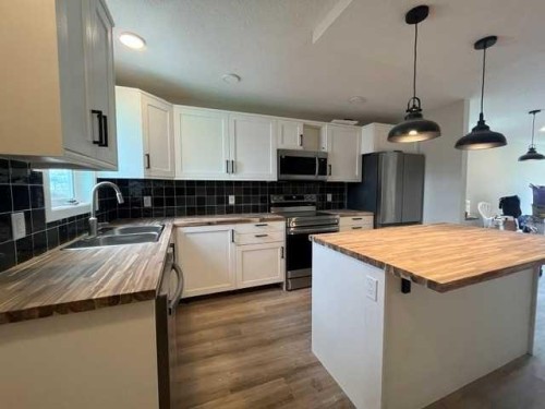 406 Main Street, Trochu, AB - Indoor Photo Showing Kitchen With Double Sink