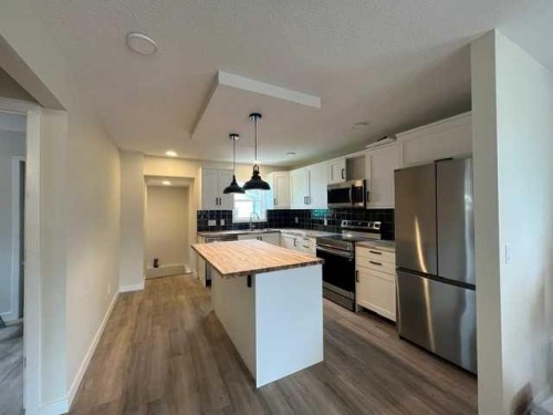 406 Main Street, Trochu, AB - Indoor Photo Showing Kitchen