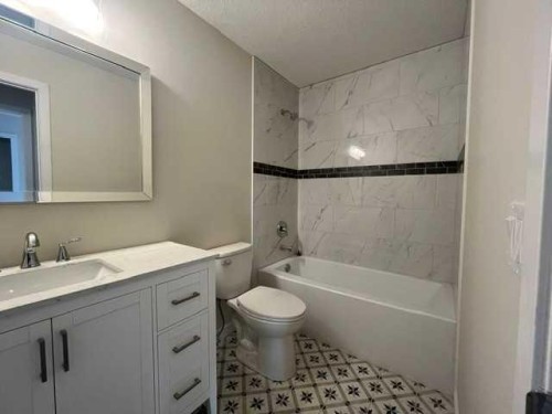 406 Main Street, Trochu, AB - Indoor Photo Showing Bathroom