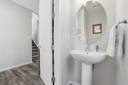 25 Yorkville Green Sw, Calgary, AB - Indoor Photo Showing Bathroom