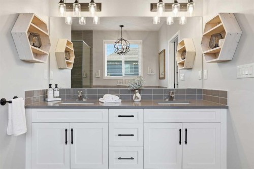 25 Yorkville Green Sw, Calgary, AB - Indoor Photo Showing Bathroom