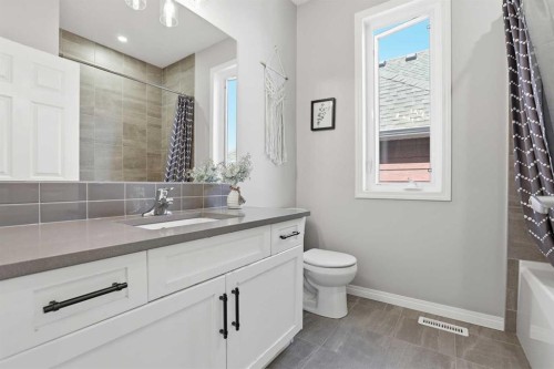 25 Yorkville Green Sw, Calgary, AB - Indoor Photo Showing Bathroom
