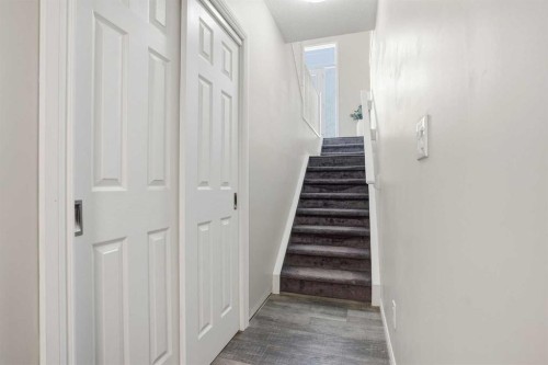 25 Yorkville Green Sw, Calgary, AB - Indoor Photo Showing Other Room