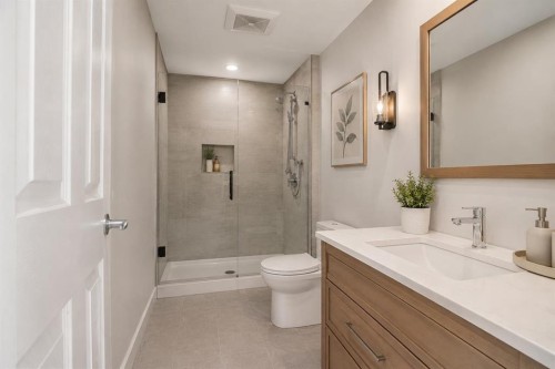25 Yorkville Green Sw, Calgary, AB - Indoor Photo Showing Bathroom