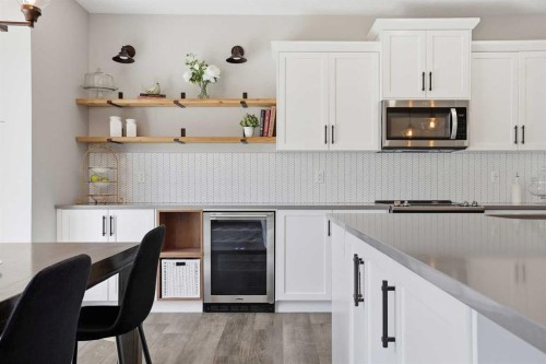 25 Yorkville Green Sw, Calgary, AB - Indoor Photo Showing Kitchen