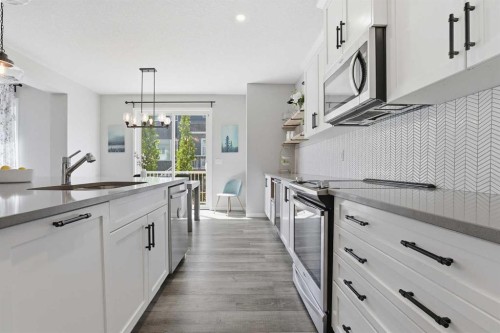 25 Yorkville Green Sw, Calgary, AB - Indoor Photo Showing Kitchen With Upgraded Kitchen
