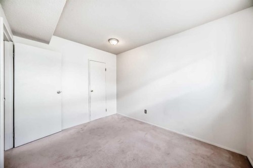 3-4503 75 Street Nw, Calgary, AB - Indoor Photo Showing Other Room