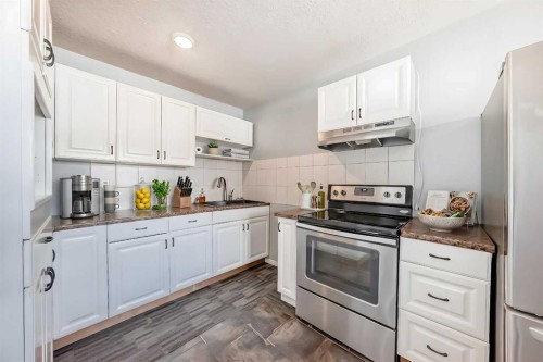 3-4503 75 Street Nw, Calgary, AB - Indoor Photo Showing Kitchen With Stainless Steel Kitchen With Upgraded Kitchen