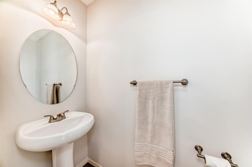 137 Eversyde Boulevard Sw, Calgary, AB - Indoor Photo Showing Bathroom
