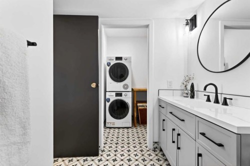 903-1107 15 Avenue Sw, Calgary, AB - Indoor Photo Showing Laundry Room