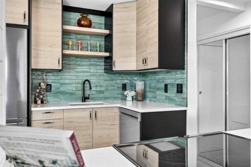903-1107 15 Avenue Sw, Calgary, AB - Indoor Photo Showing Kitchen With Upgraded Kitchen