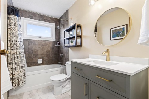 235 Deerview Drive Se, Calgary, AB - Indoor Photo Showing Bathroom