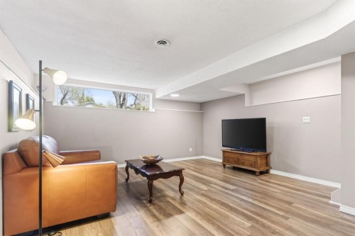 235 Deerview Drive Se, Calgary, AB - Indoor