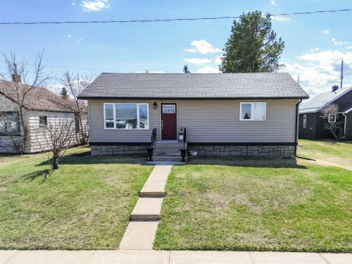 4923 51 Avenue, Holden, AB - Outdoor