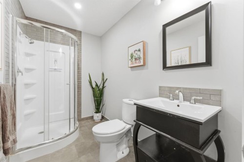 138 Bridlerange Place Sw, Calgary, AB - Indoor Photo Showing Bathroom