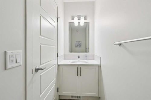 201 Vantage Drive, Cochrane, AB - Indoor Photo Showing Bathroom