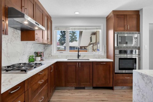 332 Wascana Crescent Se, Calgary, AB - Indoor Photo Showing Kitchen With Upgraded Kitchen