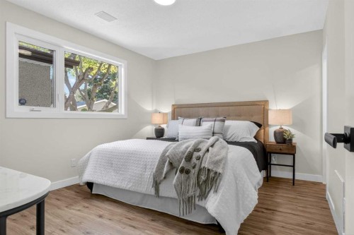 332 Wascana Crescent Se, Calgary, AB - Indoor Photo Showing Bedroom