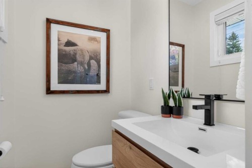 332 Wascana Crescent Se, Calgary, AB - Indoor Photo Showing Bathroom
