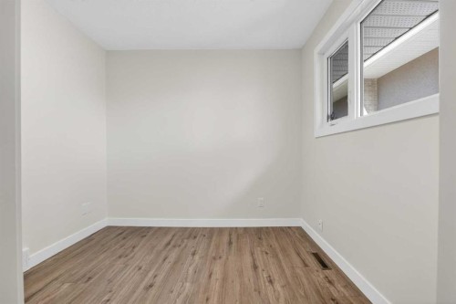 332 Wascana Crescent Se, Calgary, AB - Indoor Photo Showing Other Room