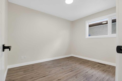 332 Wascana Crescent Se, Calgary, AB - Indoor Photo Showing Other Room