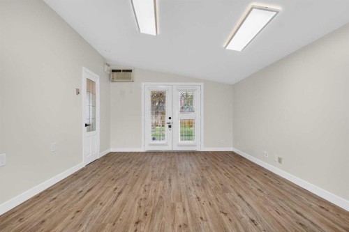 332 Wascana Crescent Se, Calgary, AB - Indoor Photo Showing Other Room