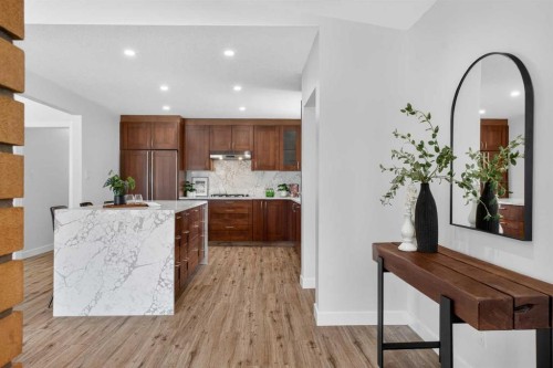 332 Wascana Crescent Se, Calgary, AB - Indoor Photo Showing Kitchen