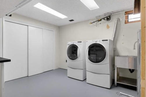 332 Wascana Crescent Se, Calgary, AB - Indoor Photo Showing Laundry Room