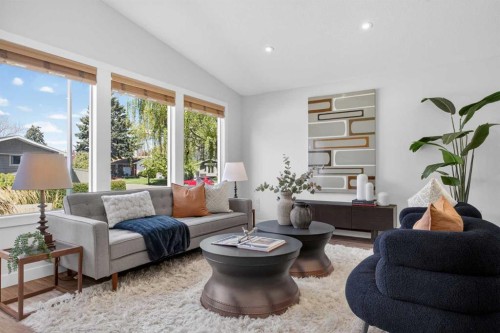 332 Wascana Crescent Se, Calgary, AB - Indoor Photo Showing Living Room