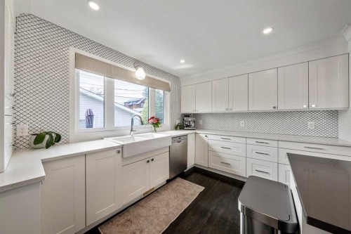 6007 34 Street Sw, Calgary, AB - Indoor Photo Showing Kitchen