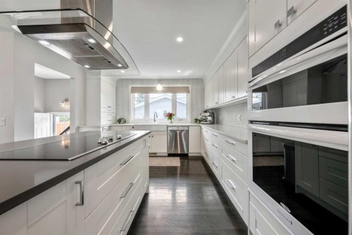 6007 34 Street Sw, Calgary, AB - Indoor Photo Showing Kitchen With Upgraded Kitchen