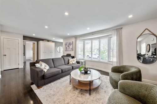 6007 34 Street Sw, Calgary, AB - Indoor Photo Showing Living Room