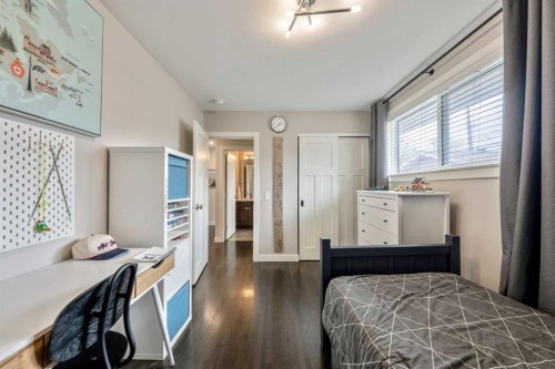 6007 34 Street Sw, Calgary, AB - Indoor Photo Showing Bedroom