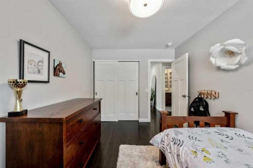 6007 34 Street Sw, Calgary, AB - Indoor Photo Showing Bedroom