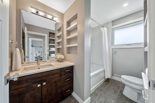 6007 34 Street Sw, Calgary, AB - Indoor Photo Showing Bathroom
