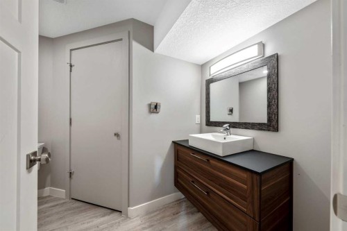6007 34 Street Sw, Calgary, AB - Indoor Photo Showing Bathroom