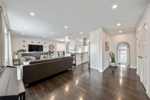 6007 34 Street Sw, Calgary, AB - Indoor Photo Showing Living Room